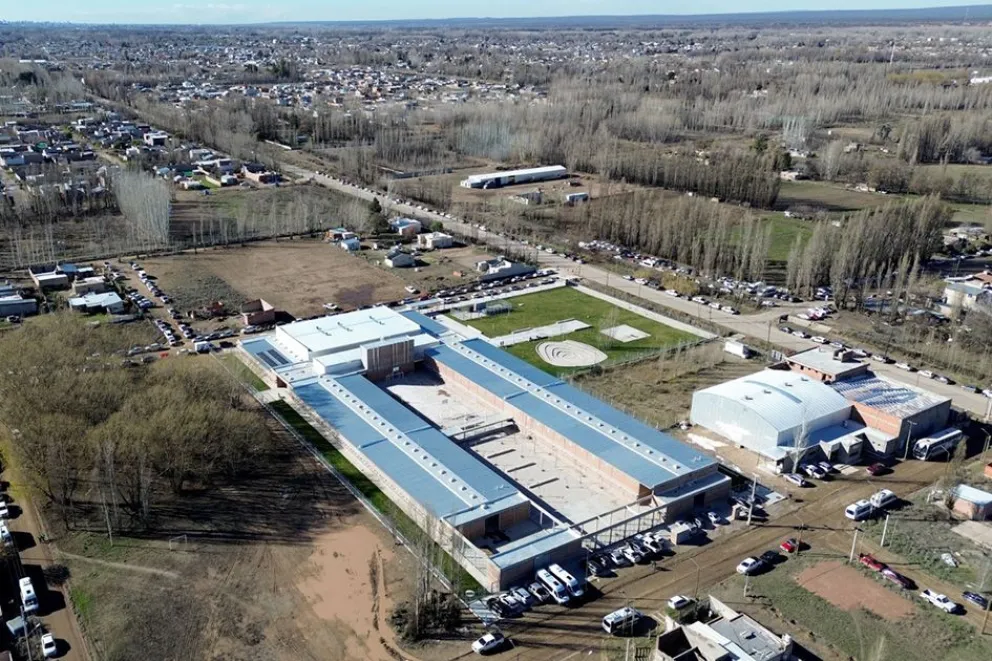 Figueroa inauguró en Plottier la primera de las diez EPET que se están construyendo en la provincia
