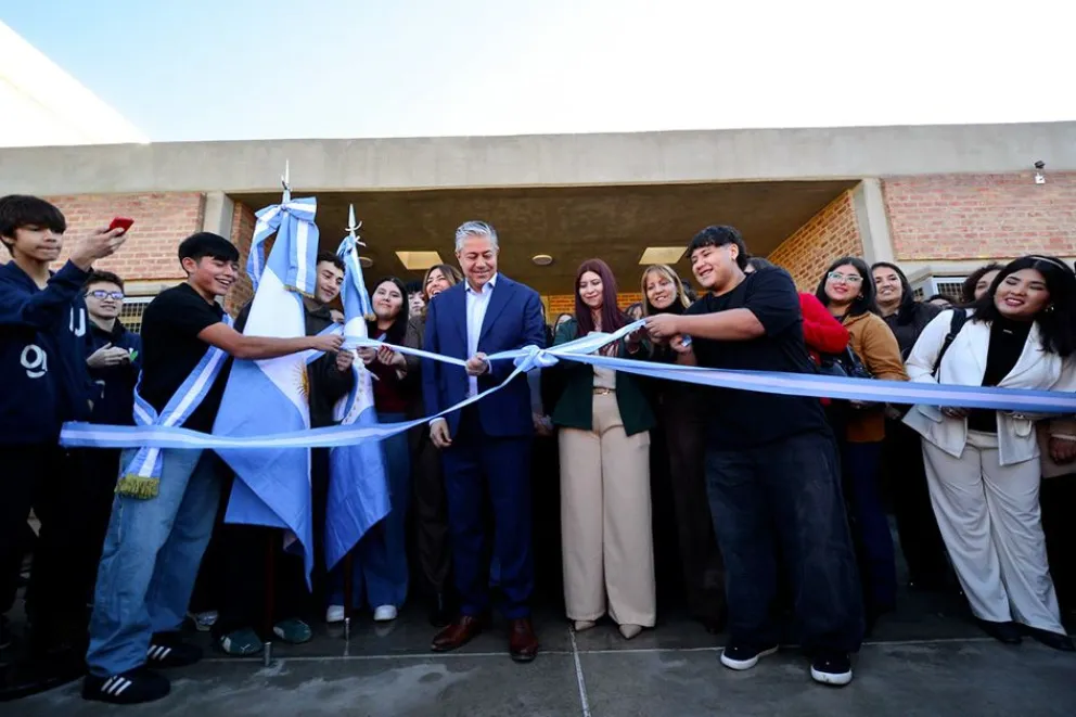 Figueroa inauguró en Plottier la primera de las diez EPET que se están construyendo en la provincia