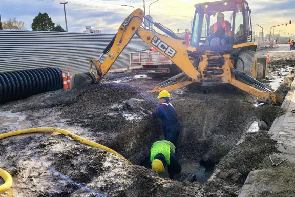 Barrios de Neuquén tienen afectado el servicio de agua por una fisura en una cañería