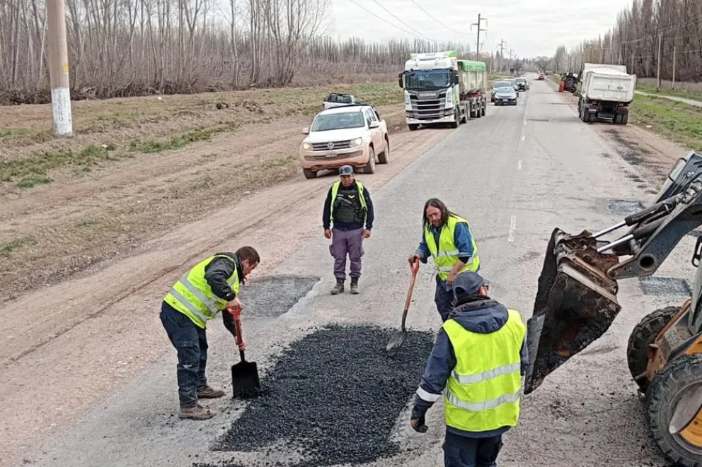 Vialidad Neuquén realiza trabajos de bacheo para optimizar la seguridad en las rutas 22 y 7