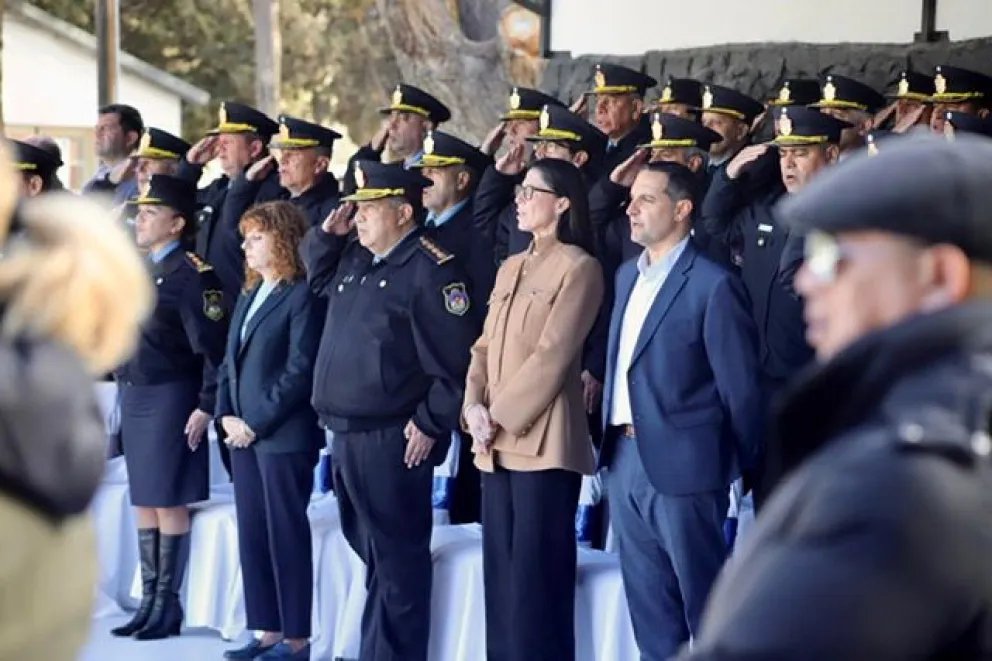 Durante el Acto de Imposición de Jerarquías a los Suboficiales Mayores de Segunda y Primera promoción la senadora Corroza entregó la declaración a la Policía.
