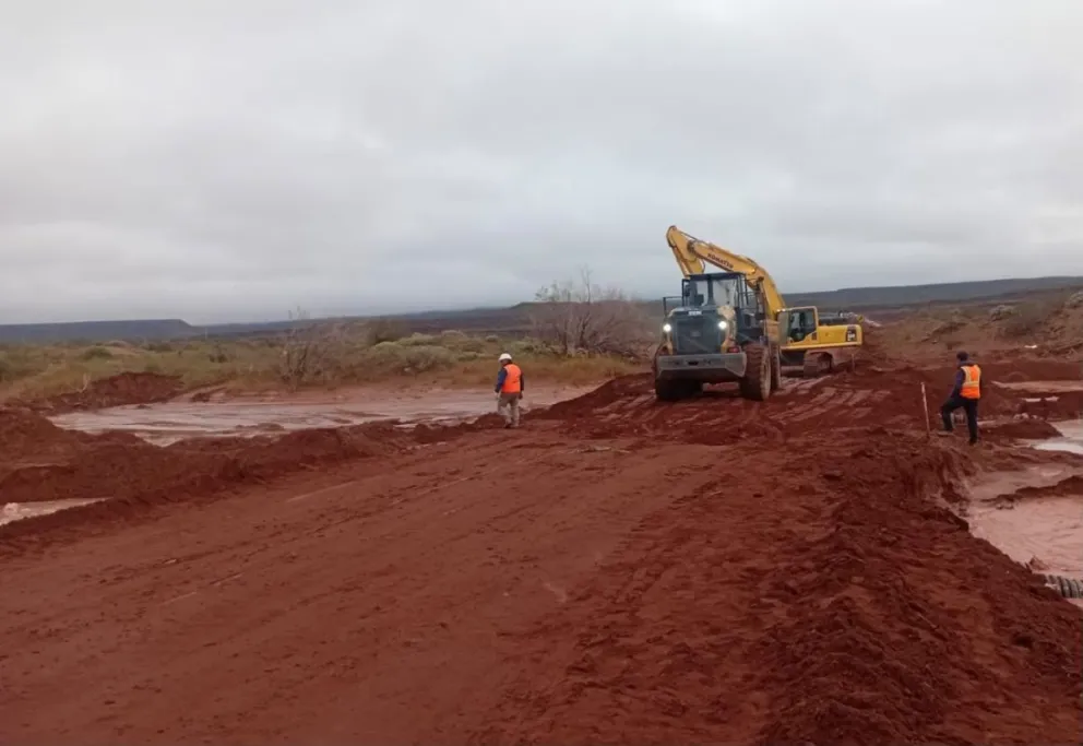 Desde hace varios días los operarios viales trabajan contrarreloj para superar las complicaciones que generan las lluvias persistentes en la región Vaca Muerta.