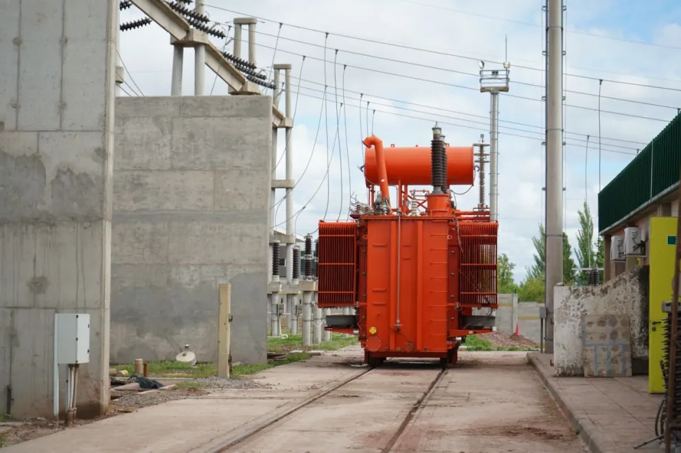 Infraestructura del servicio eléctrico en Centenario, Neuquén.