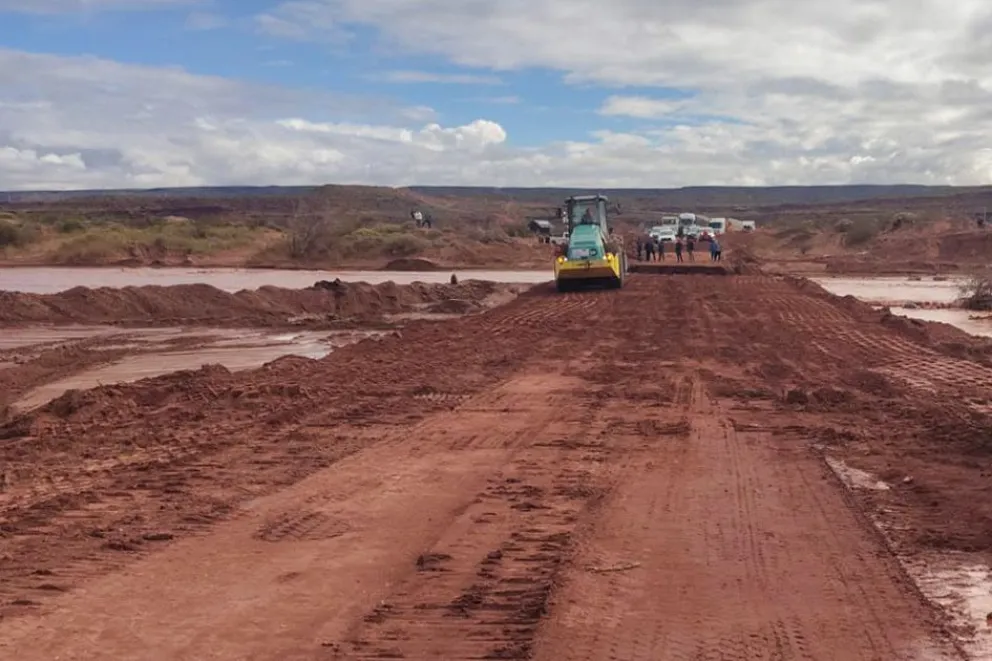 El tránsito está interrumpido en la ruta provincial 5, a la altura de Arroyo Carranza. 