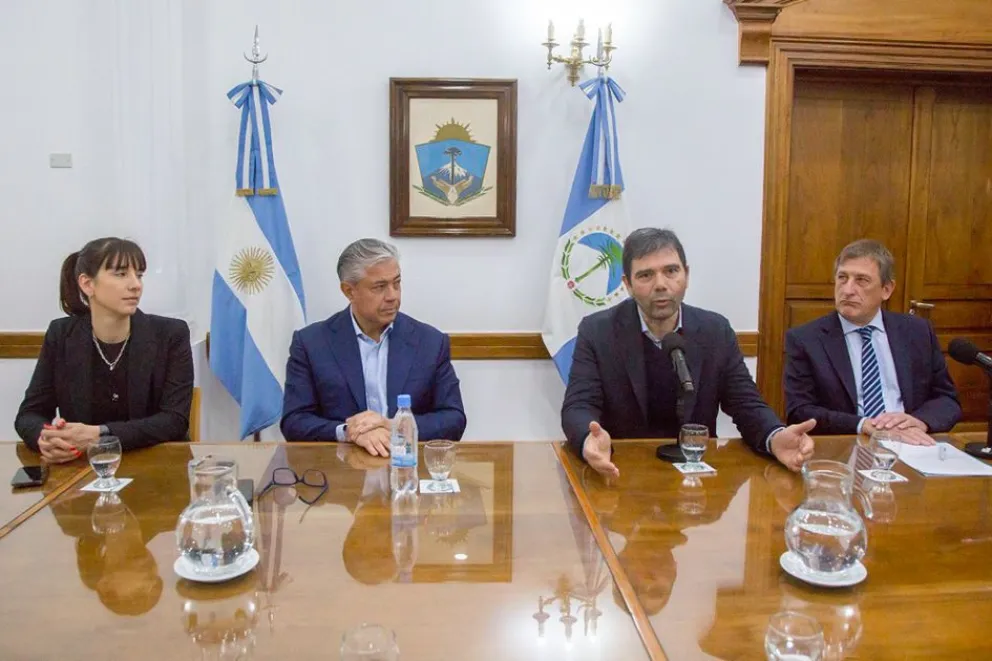 Rolando Figueroa y autoridades en la presentación de adjudicaciones del Plan Exploratorio Neuquén.