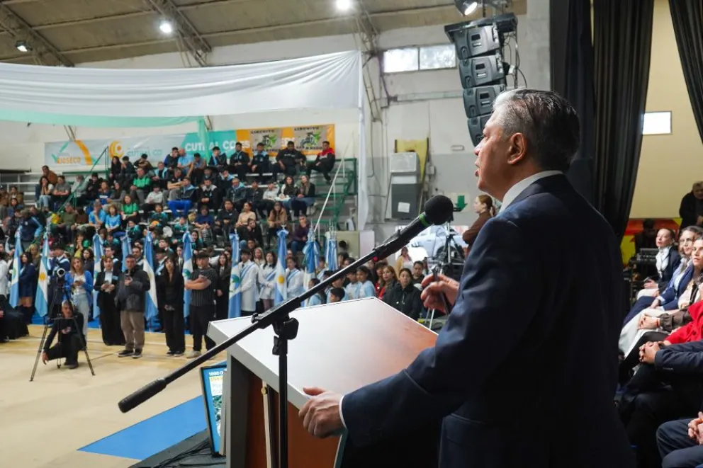 Rolando Figueroa habla desde un atril ante vecinos durante el aniversario de Cutral Co.