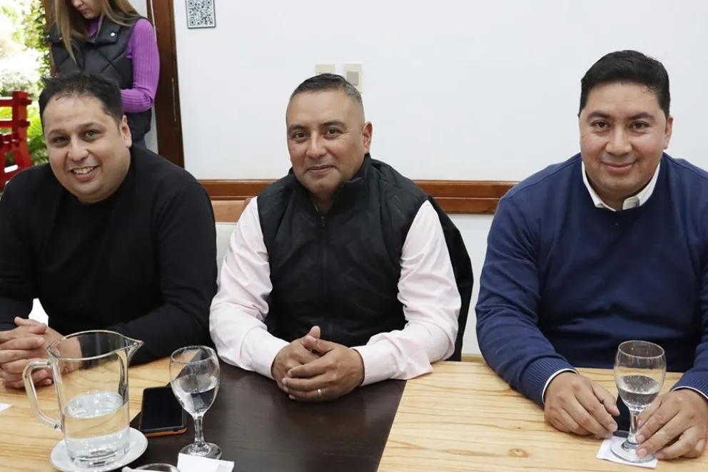 Autoridades locales durante el encuentro sobre obras y presupuesto de la Región del Pehuén.