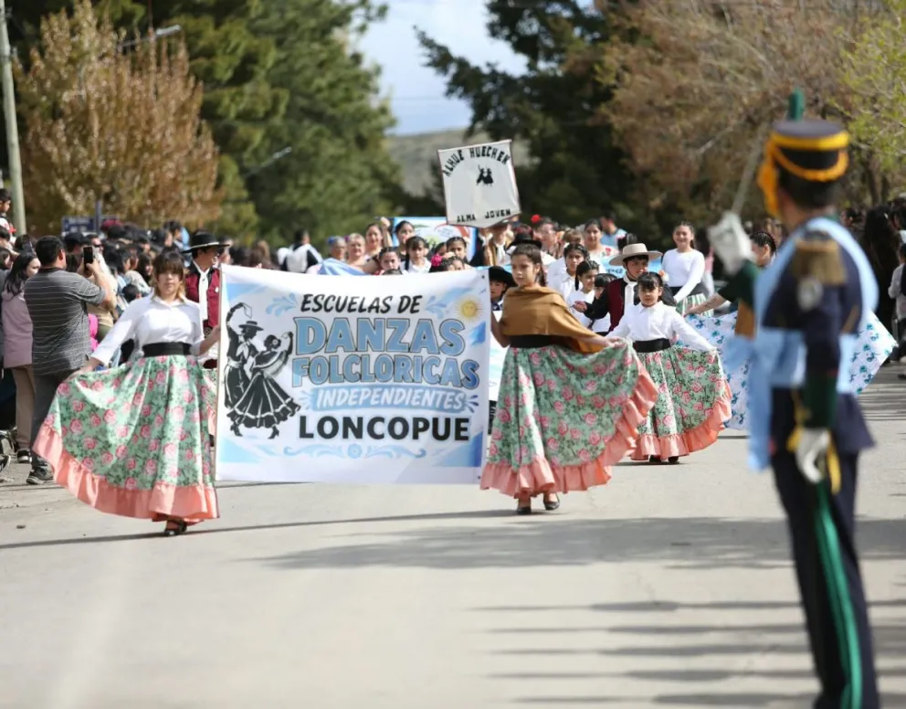 Desfile de escuelas de danzas durante el aniversario de Loncopué.