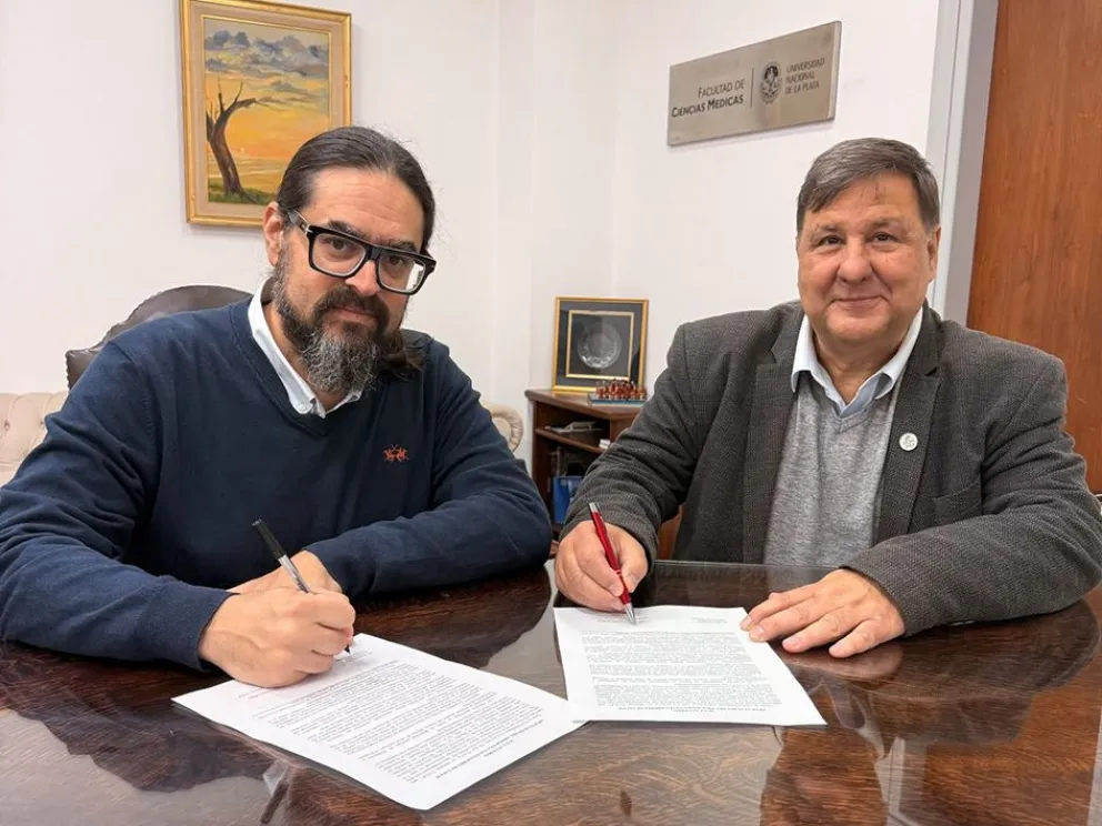 Regueiro firmó el convenio con la UNLP.