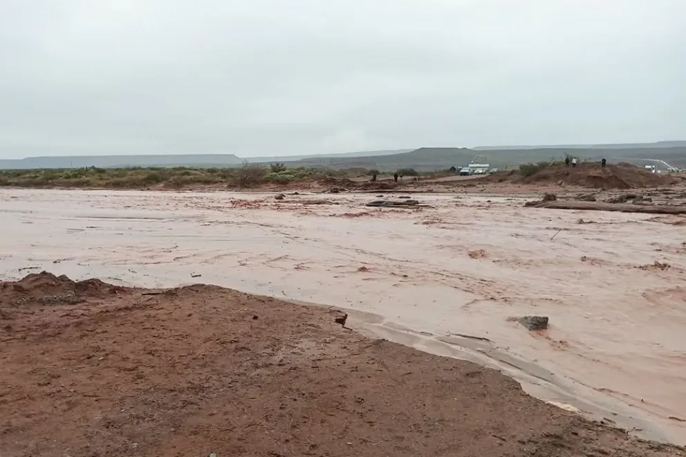 La crecida del arroyo Carranza obligó a cerrar el tránsito sobre ruta provincial 5 este viernes, a las  08:30.
