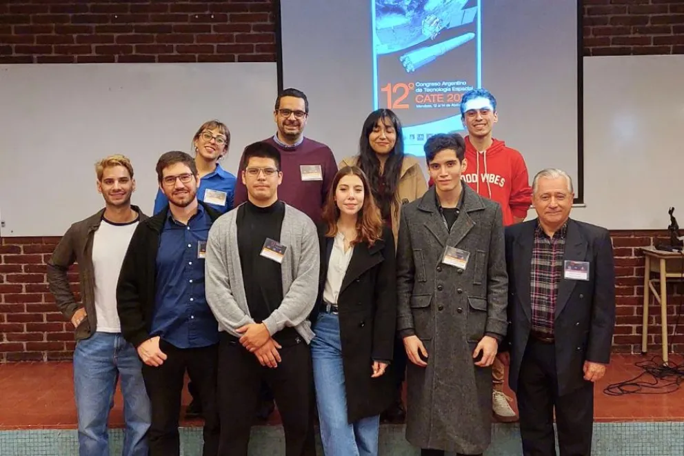 Integrantes del equipo universitario Pehuensat en una actividad académica argentina.