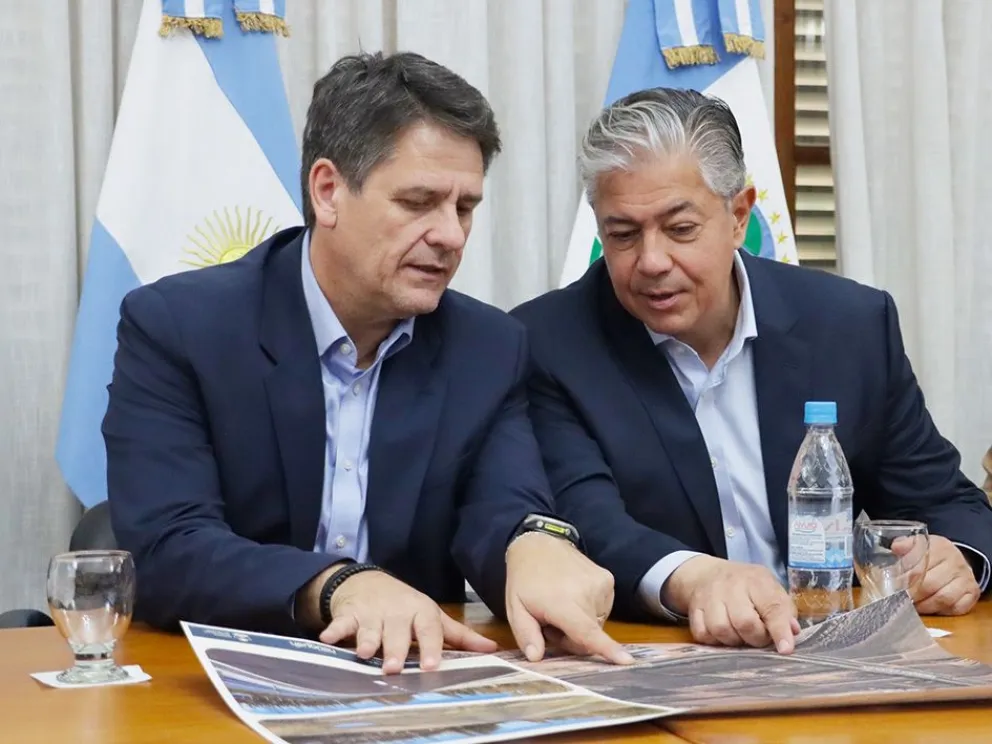 Autoridades durante el acto de apertura de ofertas para el corredor vial entre Neuquén y Plottier